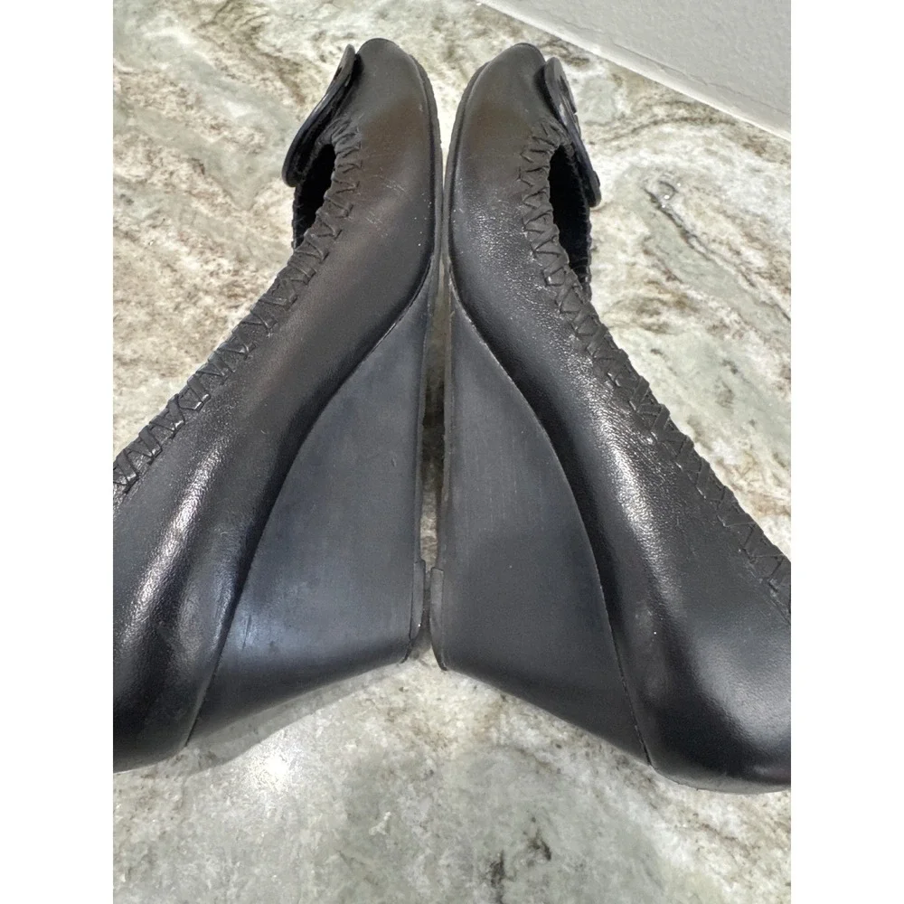 Tory Burch Suzi African peep‎ toe wedge pumps in black leather US 9.5